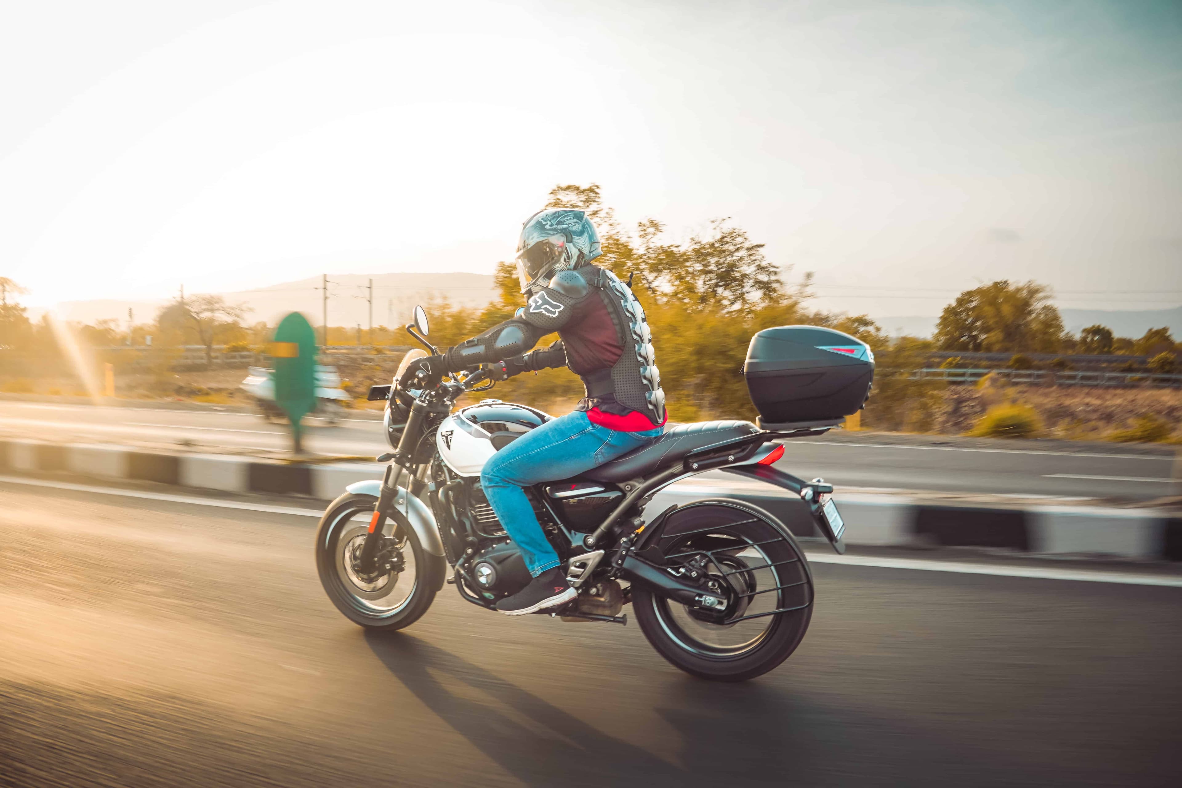 Master the Roll: How to Shoot Cinematic Motorcycle Panning Shots with a Zoom Lens